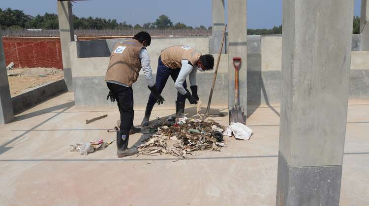 Mülltrennung in einem Flüchtlingscamp in Bangladesch, 2021.