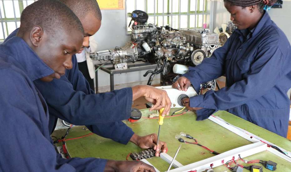 Direct impact through the SkillUp! program: In a car repair shop in Kenya, participants improve their professional skills.
